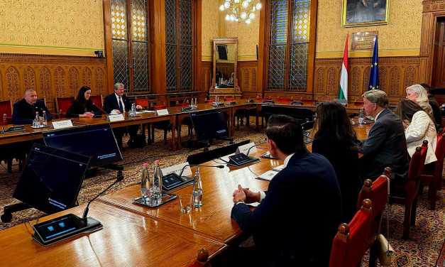 202607_amerikai_kongresszusi_delegáció_Parlament_nyitó
