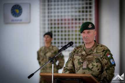 w.dr. sticz laszlo vezerornagy, az eufor parancsnoka.rt  (1)