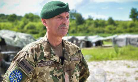 dr. sticz laszlo vezerornagy, az eufor parancsnoka.rt  (nyitó)
