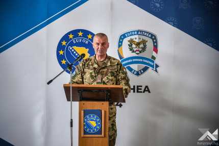 w.dr. sticz laszlo vezerornagy, az eufor parancsnoka.rt  (4)
