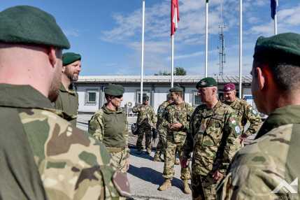 w.dr. sticz laszlo vezerornagy, az eufor parancsnoka.rt  (8)