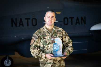 Tóth István törzszászlós_NATO ISR Force év altisztje kitüntetés