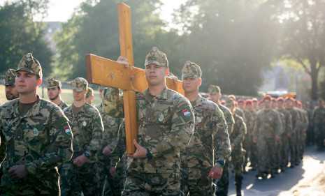20250517_Lourdes_katonaizarandoklat_1500px_KG_nyitó