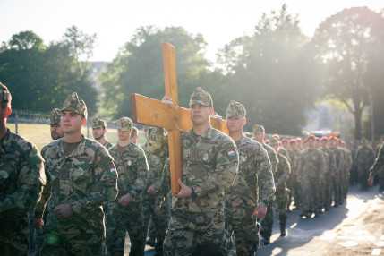 20250517_Lourdes_katonaizarandoklat_1500px_KG001