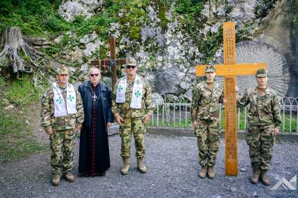20250517_Lourdes_katonaizarandoklat_1500px_KG013