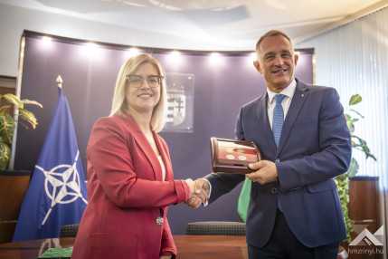 250825_HM_Tárgyalás_Ajándékozás-FD-08