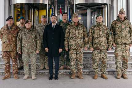 202511_Kutnyászky államtitkár látogatása_EUFOR (2)