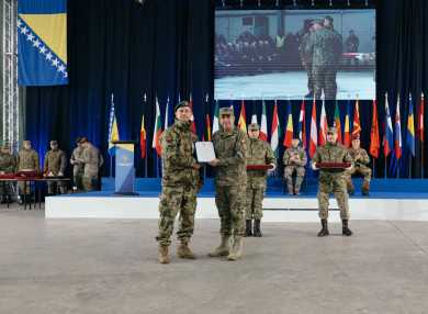 202601_Szabó Tibor dandártábornok_elismerés_EUFOR (1)