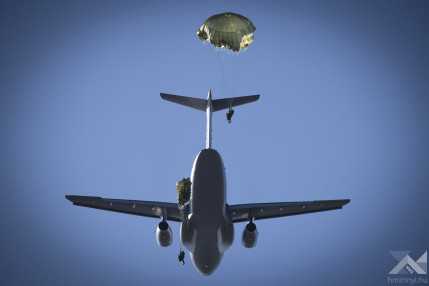 20260127_ejtőernyős_ugrások_KC-390_VF_3