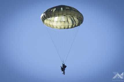 20260127_ejtőernyős_ugrások_KC-390_VF_4