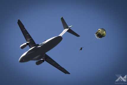 20260127_ejtőernyős_ugrások_KC-390_VF_10