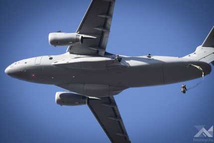 20260127_ejtőernyős_ugrások_KC-390_VF_16