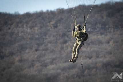 20260127_ejtőernyős_ugrások_KC-390_VF_18