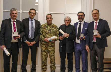 202603_nemzetközi elismerés dr. Várhelyi Levente ezredesnek_MHEK (1)