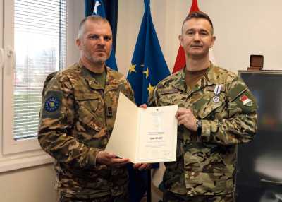 202604_Szabó Tibor dandártábornok_elismerés_EUFOR_2