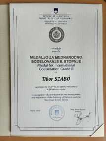 202604_Szabó Tibor dandártábornok_elismerés_EUFOR_3
