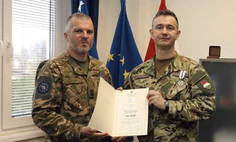 202604_Szabó Tibor dandártábornok_elismerés_EUFOR_nyitó