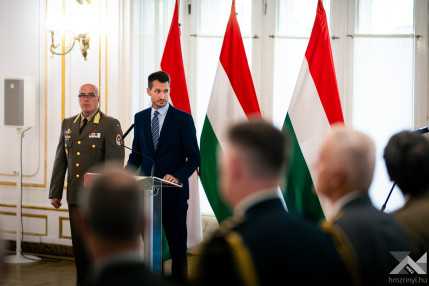 20260915_attase_testulet_bemutatkozo_1500px_KG011