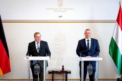 20260925_német-magyar_védelmi_miniszteri_sajtótáj_SZH7392