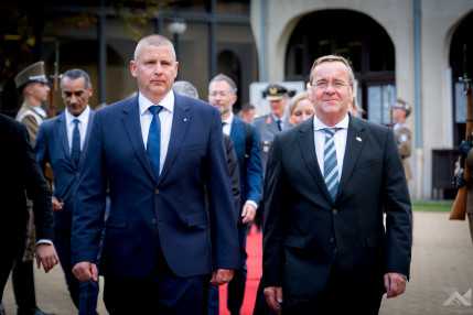 20260925_német-magyar_védelmi_miniszteri_sajtótáj_SZH8009