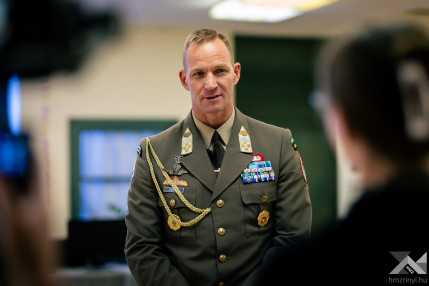 20261026_NATO_vezenylozaszlos_1500px_interju_KG001
