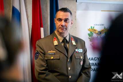 20261026_NATO_vezenylozaszlos_1500px_interju_KG003