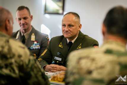 20261026_NATO_vezenylozaszlos_1500px_KG001