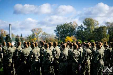20261026_NATO_vezenylozaszlos_1500px_KG005