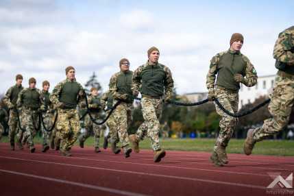 20261026_NATO_vezenylozaszlos_1500px_KG006