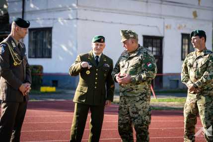 20261026_NATO_vezenylozaszlos_1500px_KG007