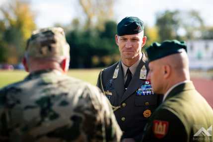 20261026_NATO_vezenylozaszlos_1500px_KG008