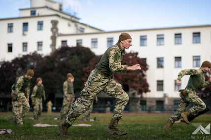 20261026_NATO_vezenylozaszlos_1500px_KG009