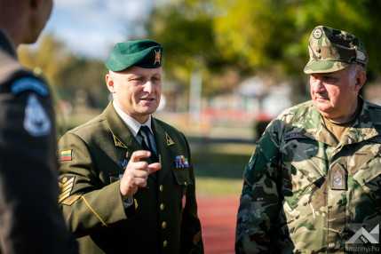20261026_NATO_vezenylozaszlos_1500px_KG010