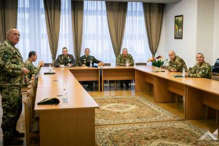 20261026_NATO_vezenylozaszlos_1500px_KG013