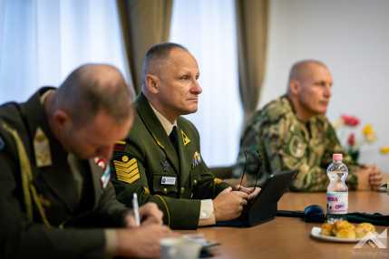 20261026_NATO_vezenylozaszlos_1500px_KG015