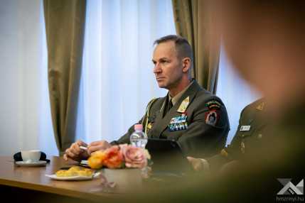 20261026_NATO_vezenylozaszlos_1500px_KG016
