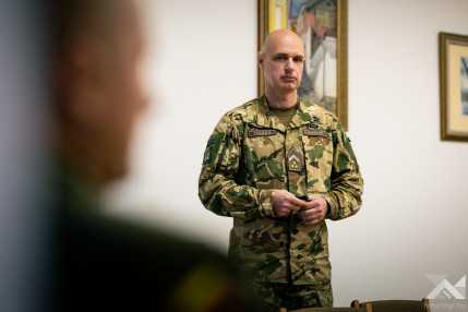 20261026_NATO_vezenylozaszlos_1500px_KG017