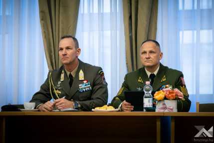 20261026_NATO_vezenylozaszlos_1500px_KG018