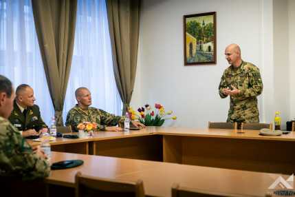 20261026_NATO_vezenylozaszlos_1500px_KG019
