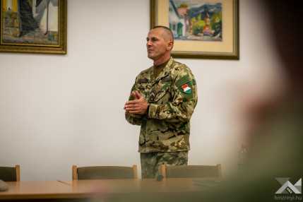 20261026_NATO_vezenylozaszlos_1500px_KG020