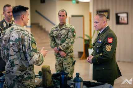 20261026_NATO_vezenylozaszlos_1500px_KG021