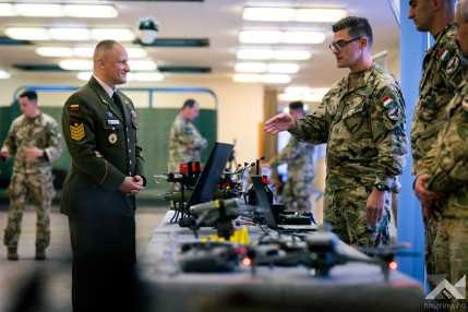 20261026_NATO_vezenylozaszlos_1500px_KG023