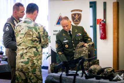 20261026_NATO_vezenylozaszlos_1500px_KG024